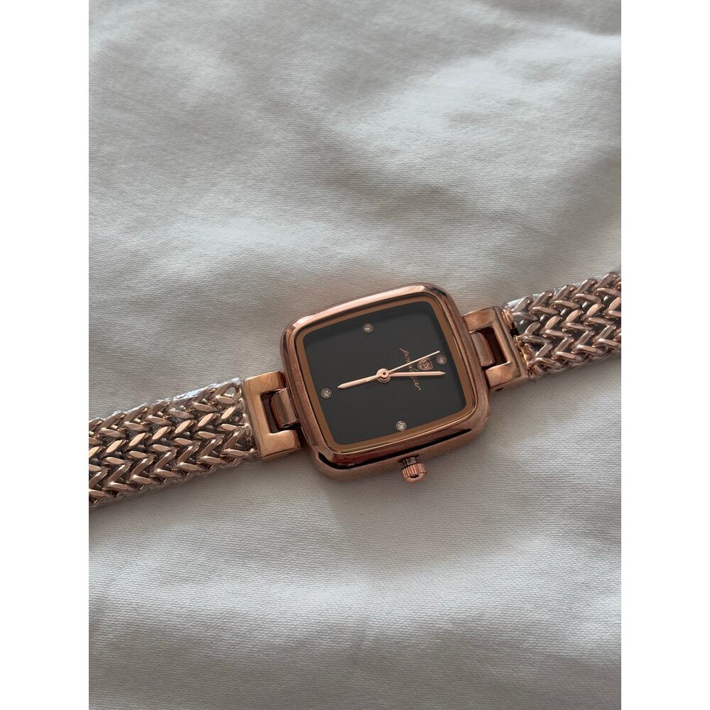 Rose gold watch with black accents - Picture 6 of 7